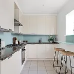 Stylish 2 Bed 2 Bath - Private Garden