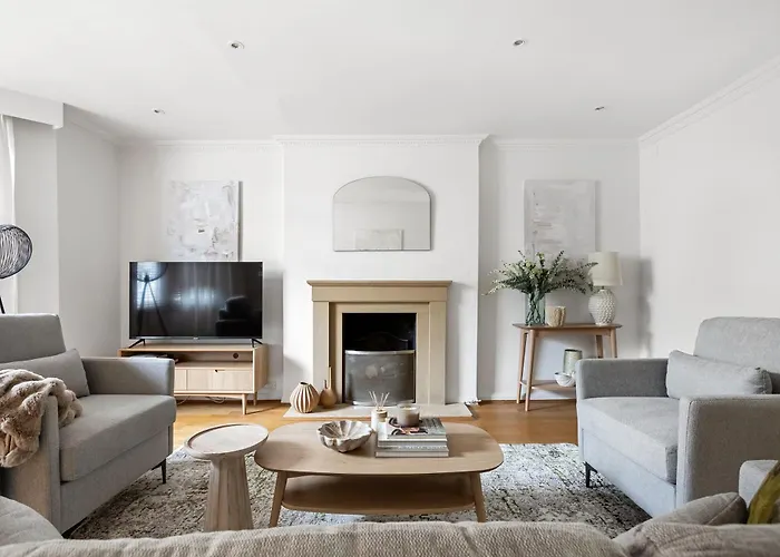Stylish 2 Bed 2 Bath - Private Garden